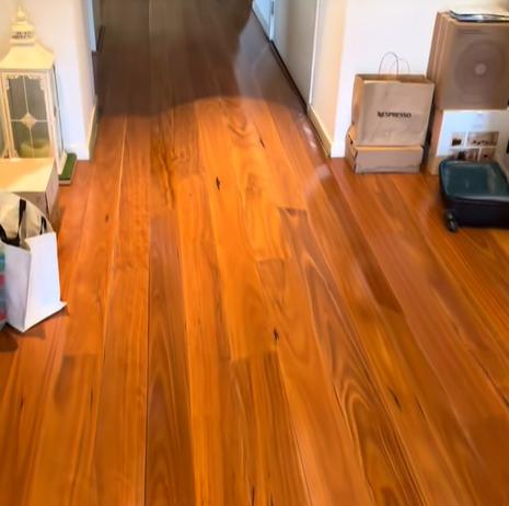 O casă a fost distrusă de o mică fisură în țeava de apă. Doi soți plecați în vacanță s-au trezit cu pagube de 100.000 $ la întoarcere 1045687