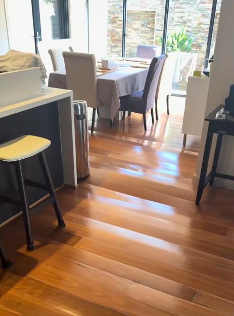 O casă a fost distrusă de o mică fisură în țeava de apă. Doi soți plecați în vacanță s-au trezit cu pagube de 100.000 $ la întoarcere 1045689