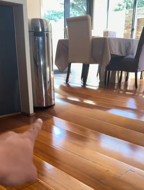 O casă a fost distrusă de o mică fisură în țeava de apă. Doi soți plecați în vacanță s-au trezit cu pagube de 100.000 $ la întoarcere 1045690