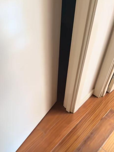 O casă a fost distrusă de o mică fisură în țeava de apă. Doi soți plecați în vacanță s-au trezit cu pagube de 100.000 $ la întoarcere 1045691