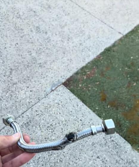 O casă a fost distrusă de o mică fisură în țeava de apă. Doi soți plecați în vacanță s-au trezit cu pagube de 100.000 $ la întoarcere 1045692