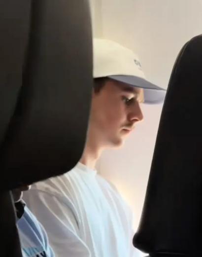 O tânără a văzut un „tip drăguț” în avion și i-a trimis un bilet. Acum, povestea este virală, iar specialiștii vorbesc de un fenomen 1045624