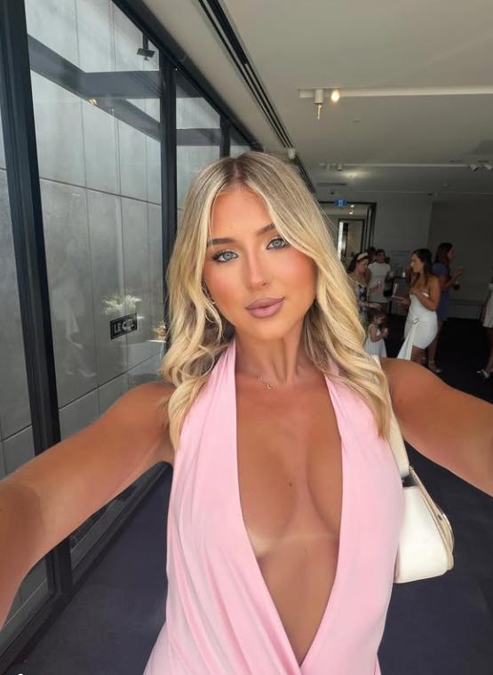 O tânără a văzut un „tip drăguț” în avion și i-a trimis un bilet. Acum, povestea este virală, iar specialiștii vorbesc de un fenomen 1045631