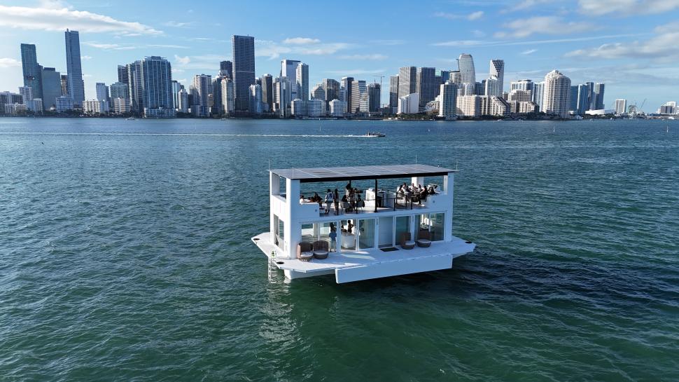Pare o casă, dar este și iaht de lux: „Reședința plutitoare” de 15 m prezintă un nou mod de a locui. Cum arată „Villa 50” și cât costă 1045554