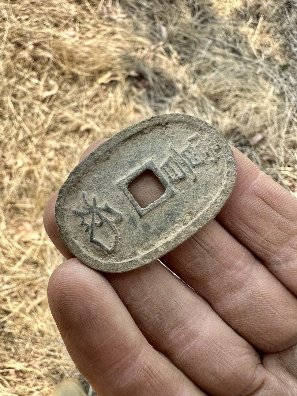 Un bărbat cu un detector de metale a făcut o descoperire de senzație pe un fost loc de campare din timpul Goanei după Aur 1045535