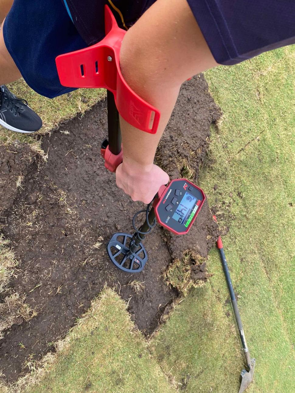 Un bărbat cu un detector de metale a făcut o descoperire de senzație pe un fost loc de campare din timpul Goanei după Aur 1045536