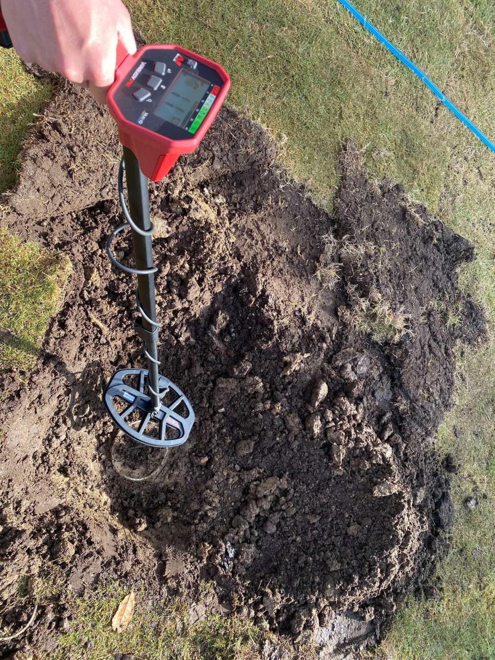 Un bărbat cu un detector de metale a făcut o descoperire de senzație pe un fost loc de campare din timpul Goanei după Aur 1045537