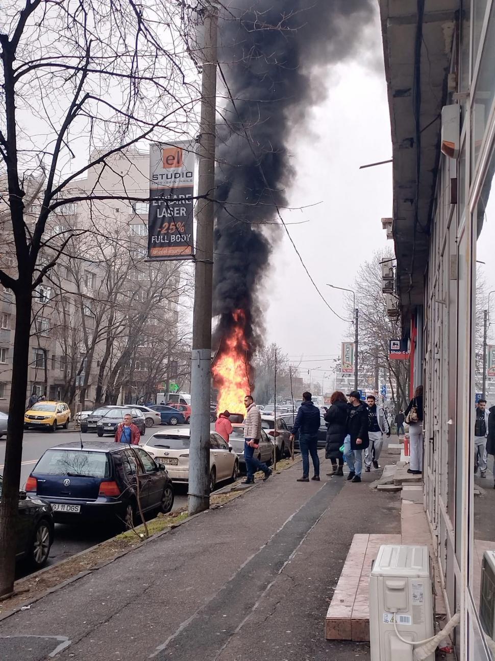 Incendiu puternic pe un bulevard din București. O mașină a luat foc în trafic, pasagerul din dreapta a murit. Mai există încă o victimă 1045951