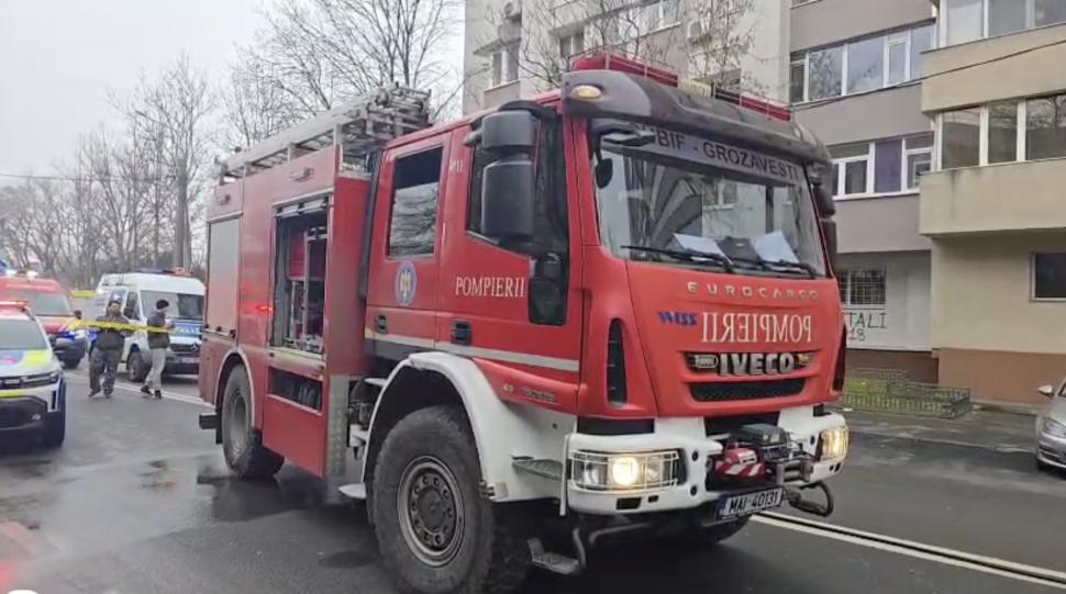 Incendiu puternic pe un bulevard din București. O mașină a luat foc în trafic, pasagerul din dreapta a murit. Mai există încă o victimă 1045952