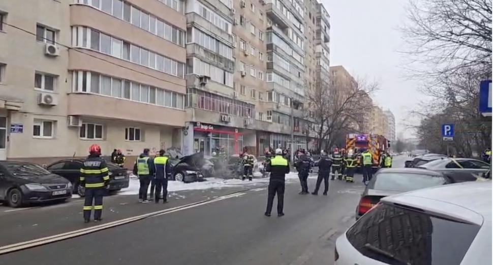 Incendiu puternic pe un bulevard din București. O mașină a luat foc în trafic, pasagerul din dreapta a murit. Mai există încă o victimă 1045953