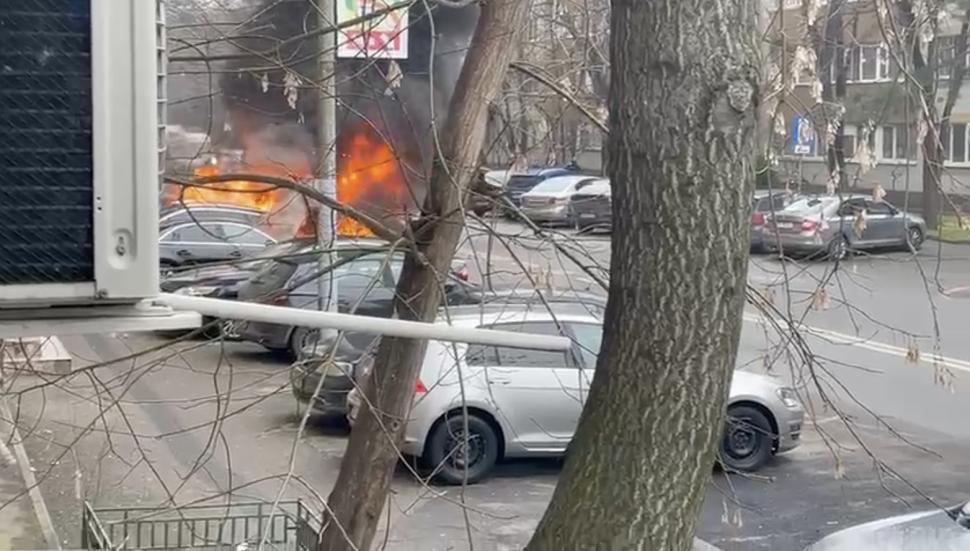 Incendiu puternic pe un bulevard din București. O mașină a luat foc în trafic, pasagerul din dreapta a murit. Mai există încă o victimă 1045955
