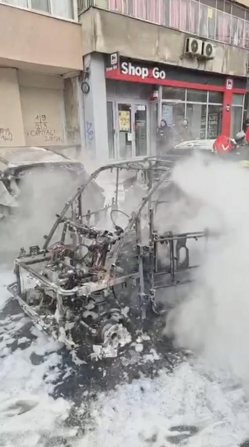 Incendiu puternic pe un bulevard din București. O mașină a luat foc în trafic, pasagerul din dreapta a murit. Mai există încă o victimă 1045958