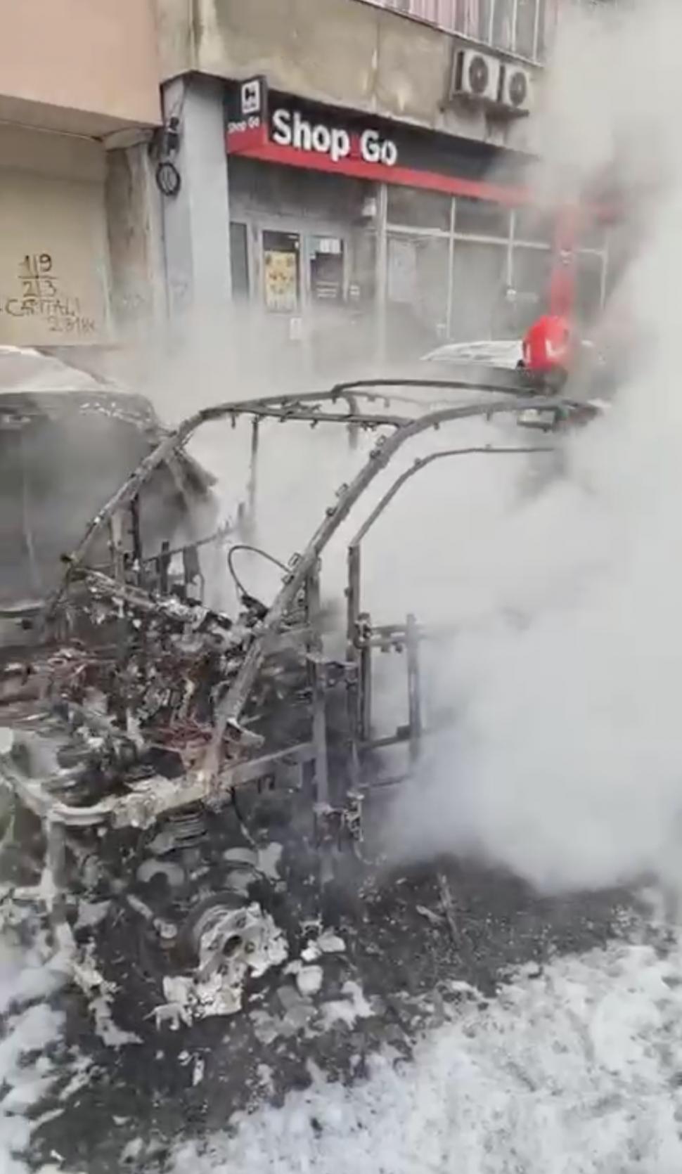 Incendiu puternic pe un bulevard din București. O mașină a luat foc în trafic, pasagerul din dreapta a murit. Mai există încă o victimă 1045959