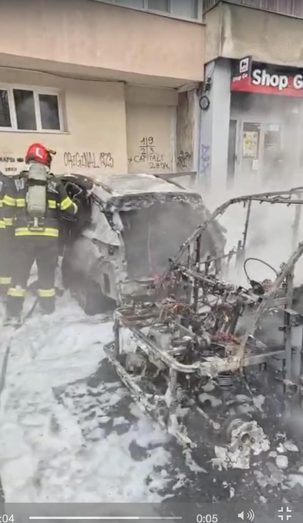 Incendiu puternic pe un bulevard din București. O mașină a luat foc în trafic, pasagerul din dreapta a murit. Mai există încă o victimă 1045960