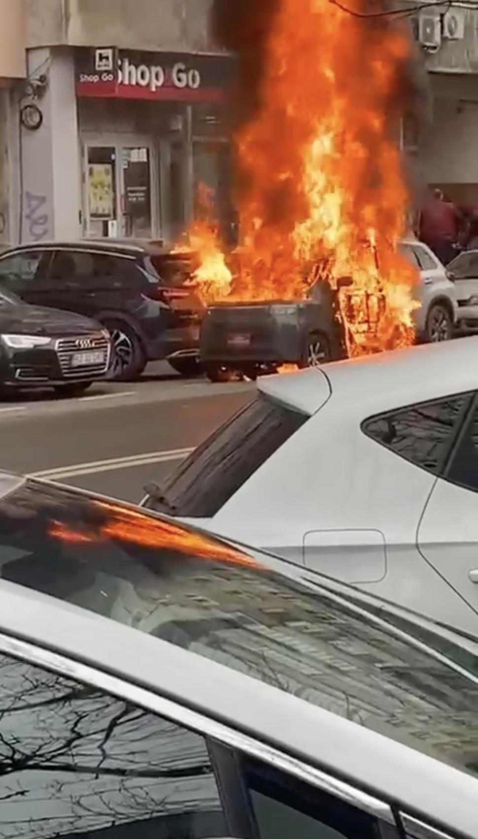 Incendiu puternic pe un bulevard din București. O mașină a luat foc în trafic, pasagerul din dreapta a murit. Mai există încă o victimă 1045976