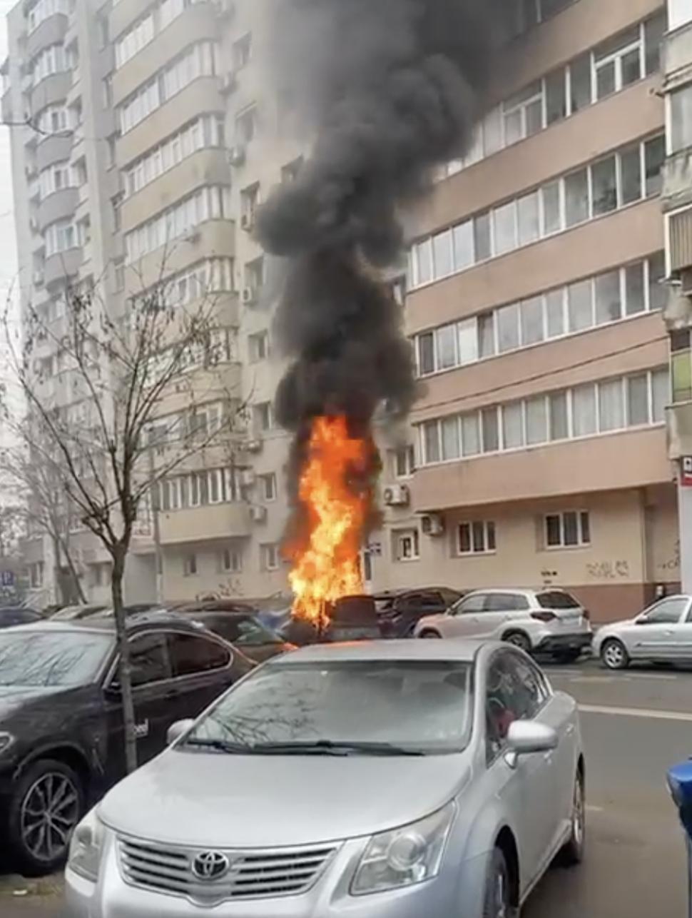 Incendiu puternic pe un bulevard din București. O mașină a luat foc în trafic, pasagerul din dreapta a murit. Mai există încă o victimă 1045977