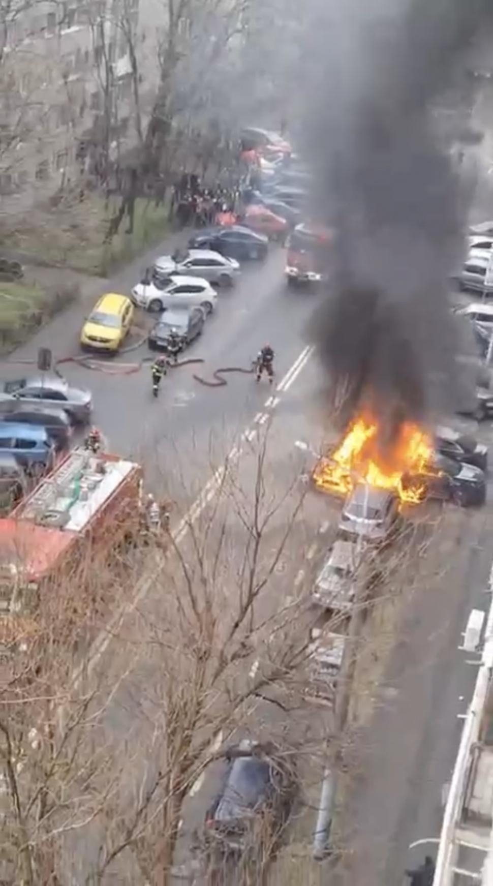 Incendiu puternic pe un bulevard din București. O mașină a luat foc în trafic, pasagerul din dreapta a murit. Mai există încă o victimă 1045978