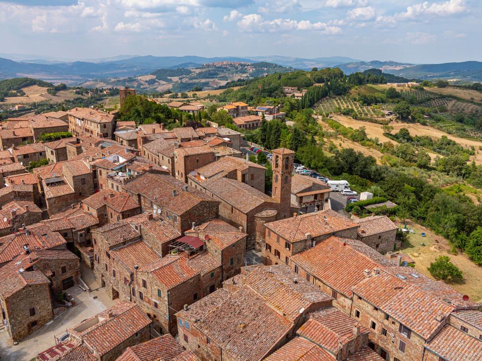 Un american a plătit 1 milion de euro pe o casă în Toscana și s-a mutat cu familia în Italia: O singură vizită în acest sat l-a convins 1045732