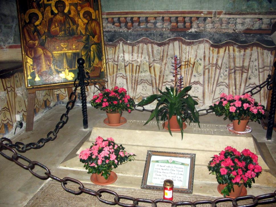 Arheologii români analizează ADN-ul din osemintele lui Mircea cel Bătrân, ca să afle dacă domnitorul chiar se află îngropat la Cozia 1046277