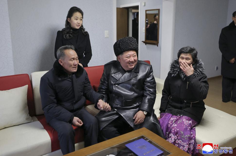 Kim Jong Un și fiica lui au inaugurat un nou cartier rezidențial în Phenian, pentru familiile soldaților morți în războiul din Ucraina 1046282
