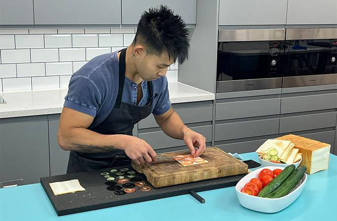 Momentul în care un bucătar prepară cel mai subțire sandviș din lume: Are doar 5,12 milimetri și e făcut din trei ingrediente 1046361