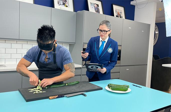 Momentul în care un bucătar prepară cel mai subțire sandviș din lume: Are doar 5,12 milimetri și e făcut din trei ingrediente 1046362