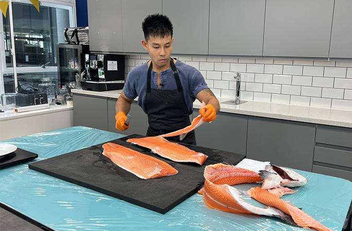 Momentul în care un bucătar prepară cel mai subțire sandviș din lume: Are doar 5,12 milimetri și e făcut din trei ingrediente 1046363