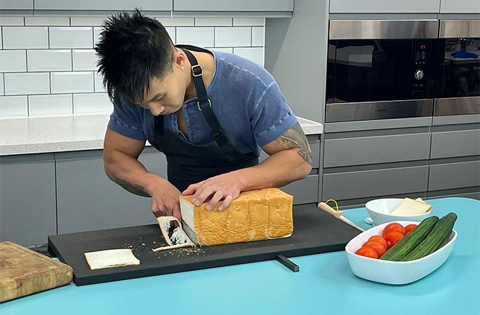 Momentul în care un bucătar prepară cel mai subțire sandviș din lume: Are doar 5,12 milimetri și e făcut din trei ingrediente 1046365