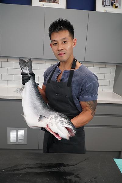 Momentul în care un bucătar prepară cel mai subțire sandviș din lume: Are doar 5,12 milimetri și e făcut din trei ingrediente 1046366