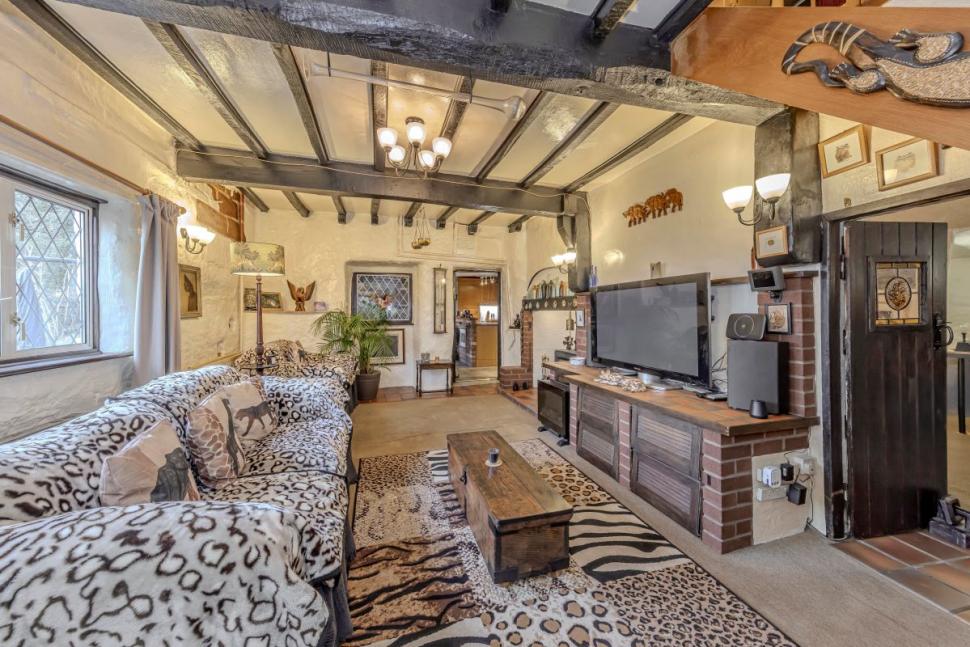 O casă veche de 500 de ani, săpată în stâncă, tocmai a fost scoasă la vânzare, iar oamenii sunt cuceriți de ea. Cum arată în interior 1046369