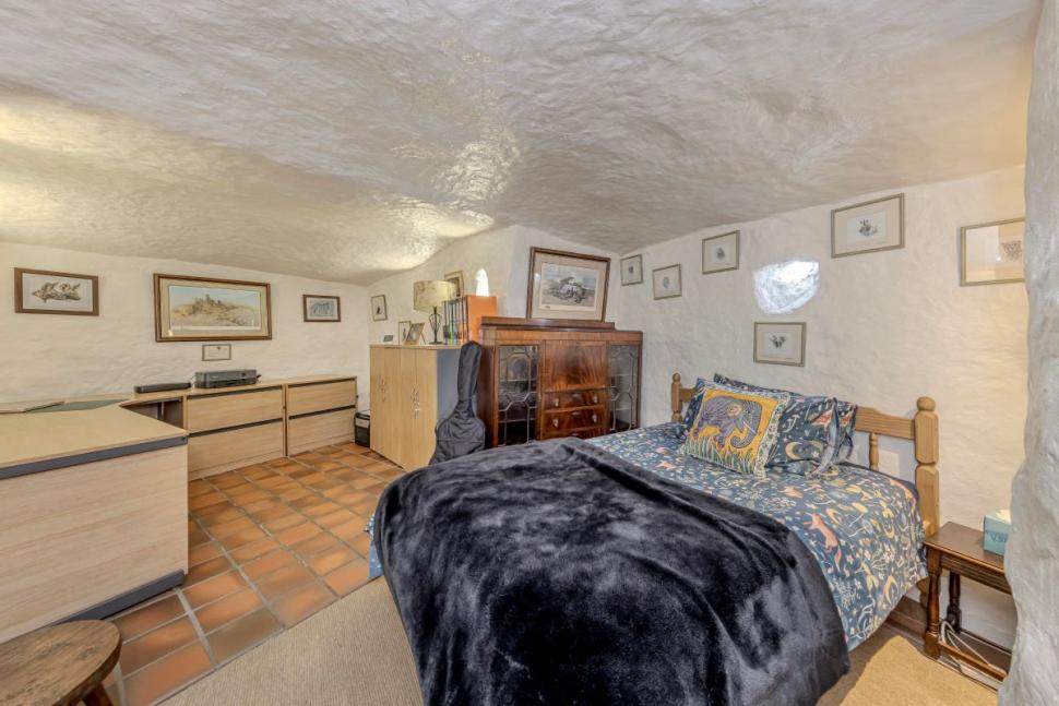 O casă veche de 500 de ani, săpată în stâncă, tocmai a fost scoasă la vânzare, iar oamenii sunt cuceriți de ea. Cum arată în interior 1046371