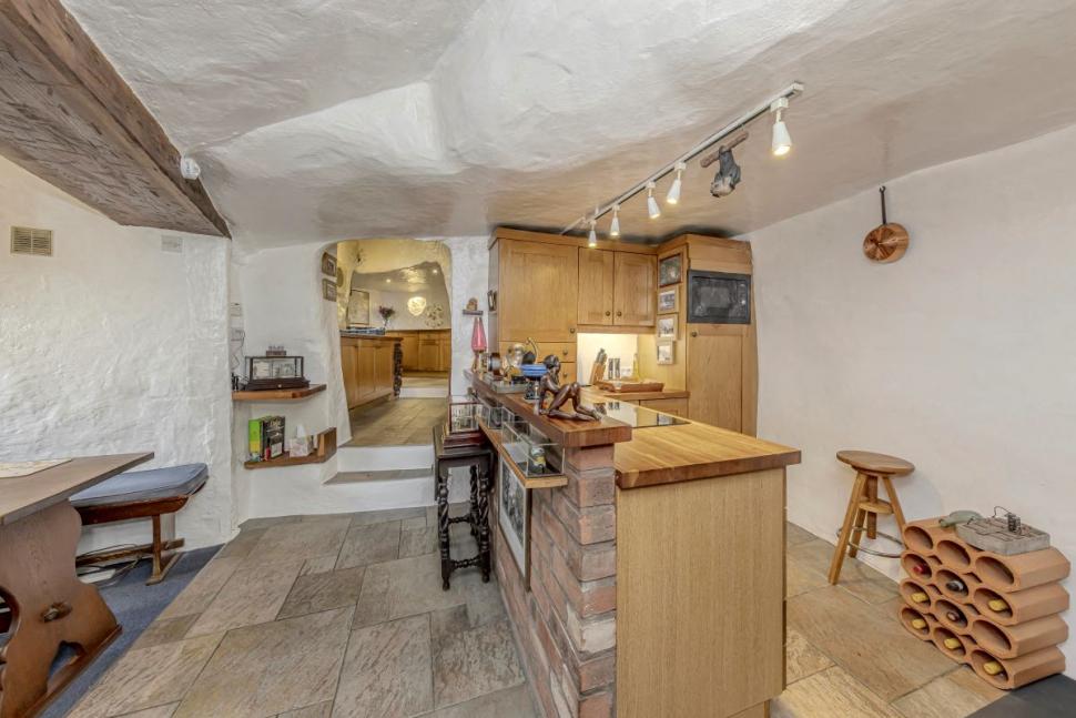 O casă veche de 500 de ani, săpată în stâncă, tocmai a fost scoasă la vânzare, iar oamenii sunt cuceriți de ea. Cum arată în interior 1046374