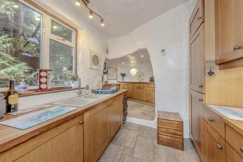 O casă veche de 500 de ani, săpată în stâncă, tocmai a fost scoasă la vânzare, iar oamenii sunt cuceriți de ea. Cum arată în interior 1046375