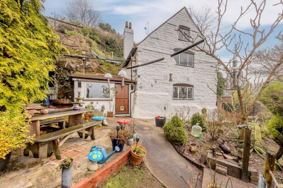 O casă veche de 500 de ani, săpată în stâncă, tocmai a fost scoasă la vânzare, iar oamenii sunt cuceriți de ea. Cum arată în interior 1046376