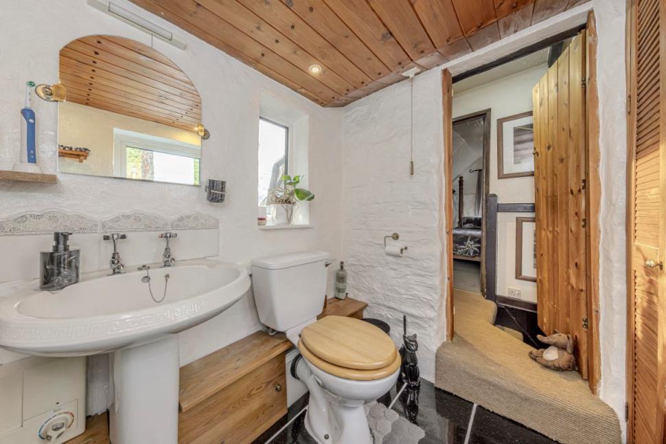 O casă veche de 500 de ani, săpată în stâncă, tocmai a fost scoasă la vânzare, iar oamenii sunt cuceriți de ea. Cum arată în interior 1046377