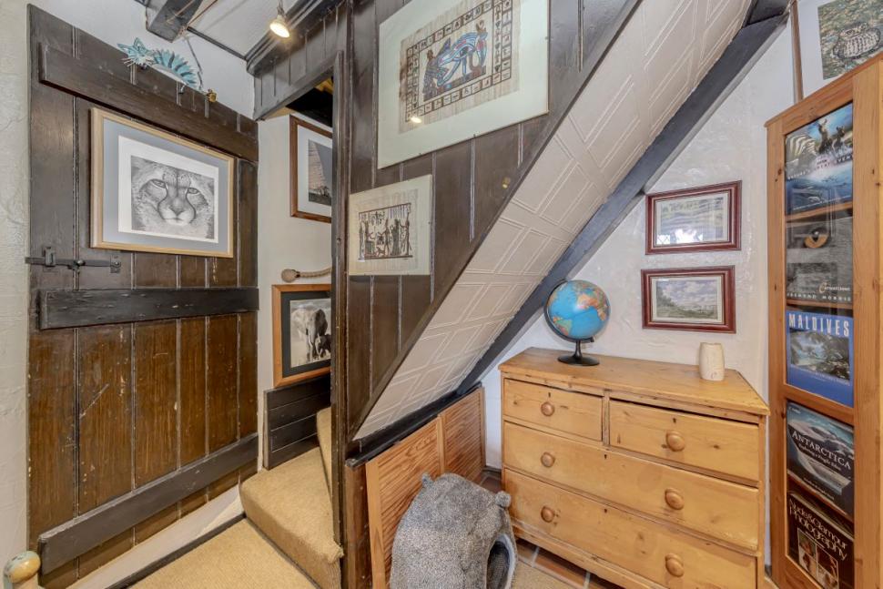 O casă veche de 500 de ani, săpată în stâncă, tocmai a fost scoasă la vânzare, iar oamenii sunt cuceriți de ea. Cum arată în interior 1046379