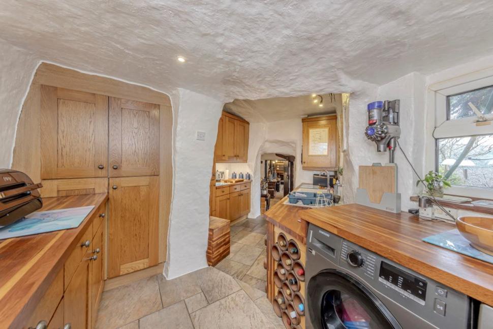 O casă veche de 500 de ani, săpată în stâncă, tocmai a fost scoasă la vânzare, iar oamenii sunt cuceriți de ea. Cum arată în interior 1046382