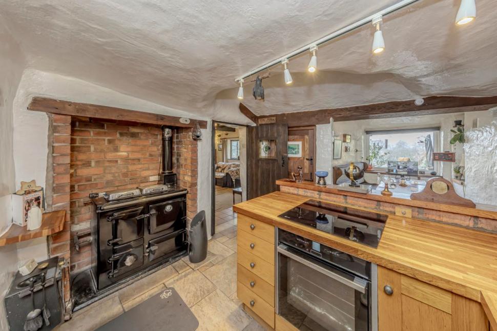 O casă veche de 500 de ani, săpată în stâncă, tocmai a fost scoasă la vânzare, iar oamenii sunt cuceriți de ea. Cum arată în interior 1046384