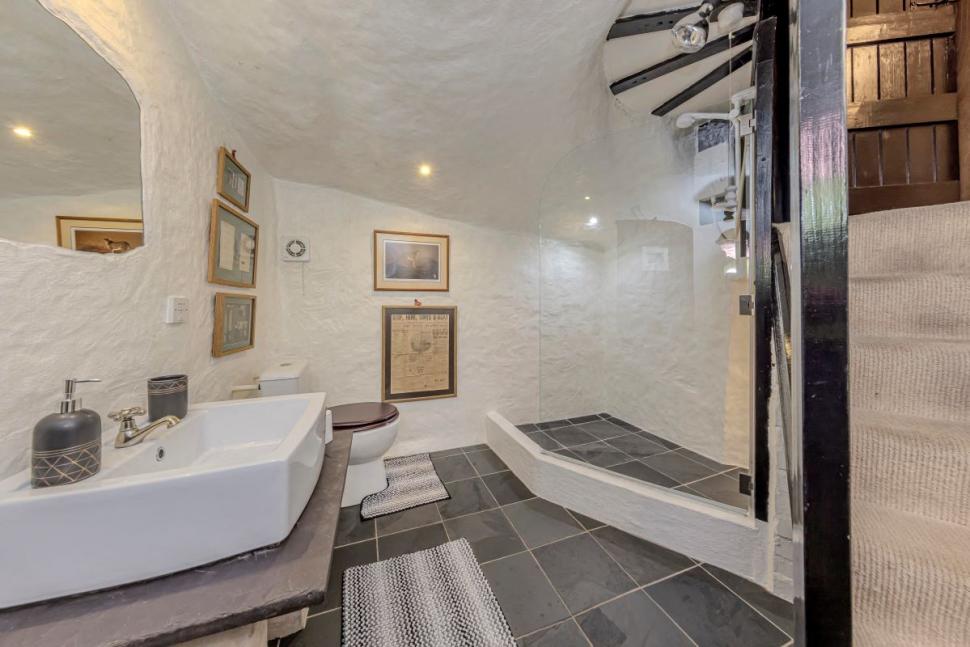 O casă veche de 500 de ani, săpată în stâncă, tocmai a fost scoasă la vânzare, iar oamenii sunt cuceriți de ea. Cum arată în interior 1046386