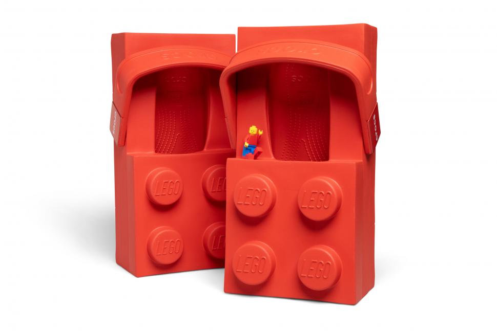 Crocs și Lego au lansat saboții în formă de cărămidă, la 230€. Rich i-a testat o zi în oraș, sala de sport și club și a spus cum a fost 1046727
