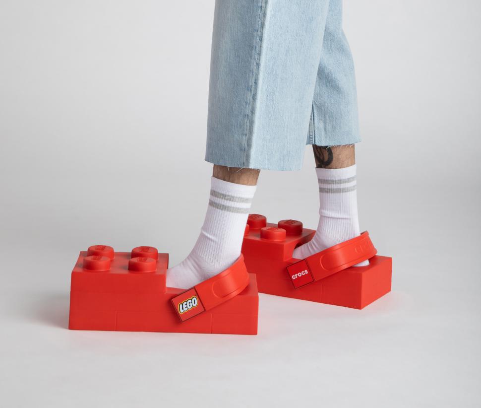 Crocs și Lego au lansat saboții în formă de cărămidă, la 230€. Rich i-a testat o zi în oraș, sala de sport și club și a spus cum a fost 1046728