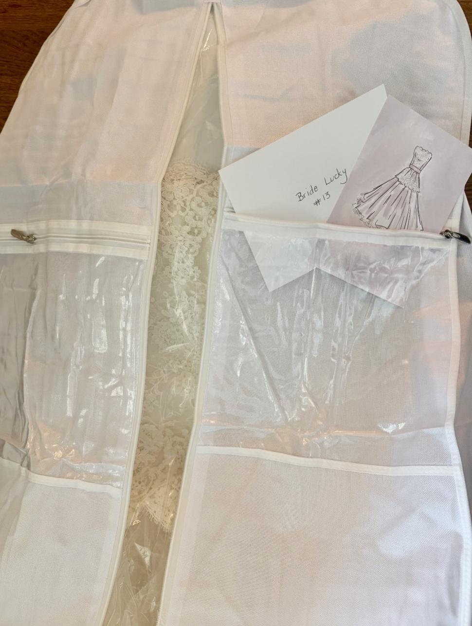 O rochie de mireasă a ajutat 13 femei în ziua nunții, pe parcursul a zece ani: Totul a început cu o conversație între două necunoscute 1046755