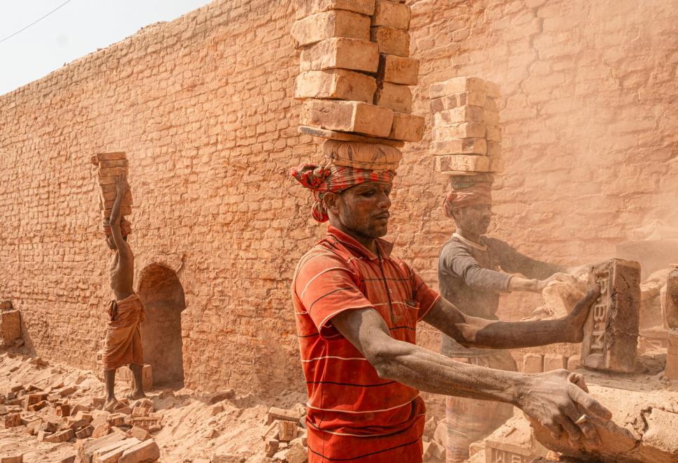 Așa muncesc oamenii 12 ore pe zi, pentru 25 de lei, la cuptoarele de cărămidă din Bangladesh 1047129