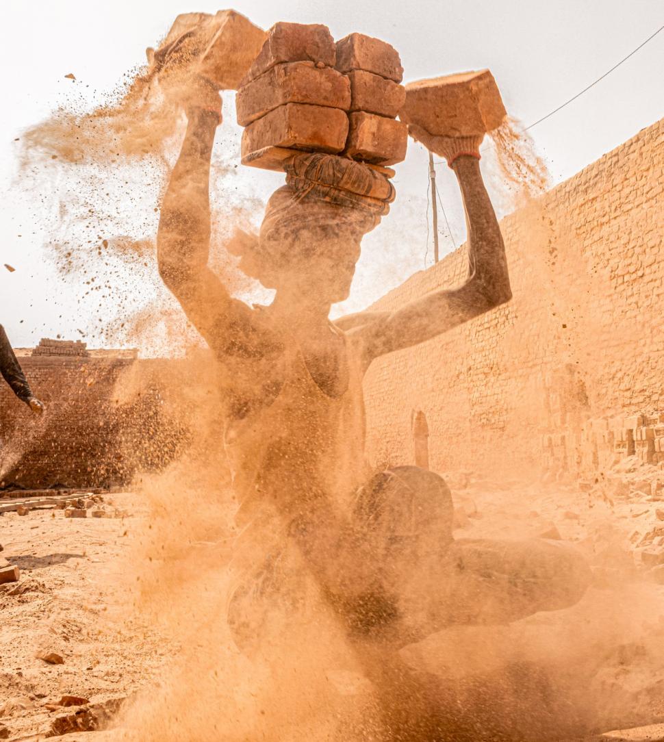 Așa muncesc oamenii 12 ore pe zi, pentru 25 de lei, la cuptoarele de cărămidă din Bangladesh 1047130