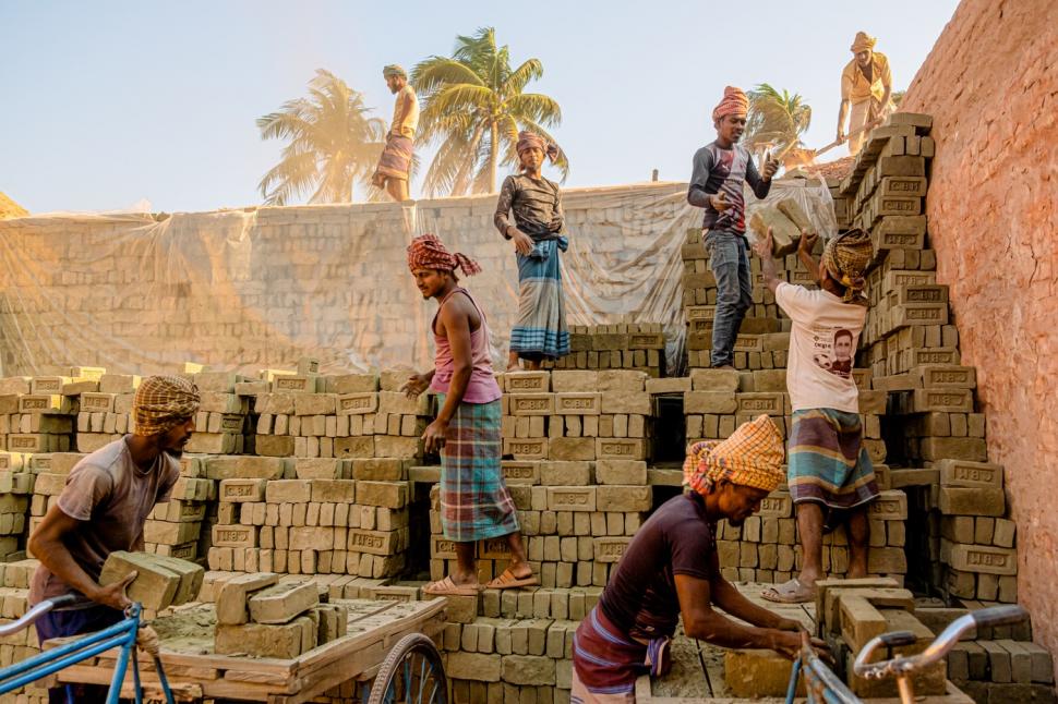 Așa muncesc oamenii 12 ore pe zi, pentru 25 de lei, la cuptoarele de cărămidă din Bangladesh 1047131