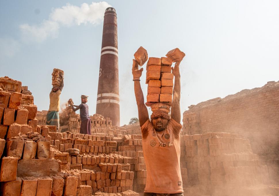 Așa muncesc oamenii 12 ore pe zi, pentru 25 de lei, la cuptoarele de cărămidă din Bangladesh 1047132