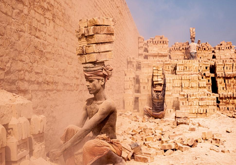 Așa muncesc oamenii 12 ore pe zi, pentru 25 de lei, la cuptoarele de cărămidă din Bangladesh 1047134