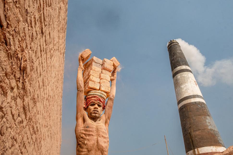 Așa muncesc oamenii 12 ore pe zi, pentru 25 de lei, la cuptoarele de cărămidă din Bangladesh 1047135