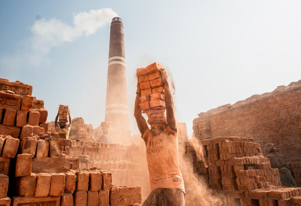 Așa muncesc oamenii 12 ore pe zi, pentru 25 de lei, la cuptoarele de cărămidă din Bangladesh 1047136