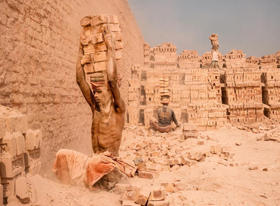 Așa muncesc oamenii 12 ore pe zi, pentru 25 de lei, la cuptoarele de cărămidă din Bangladesh 1047137